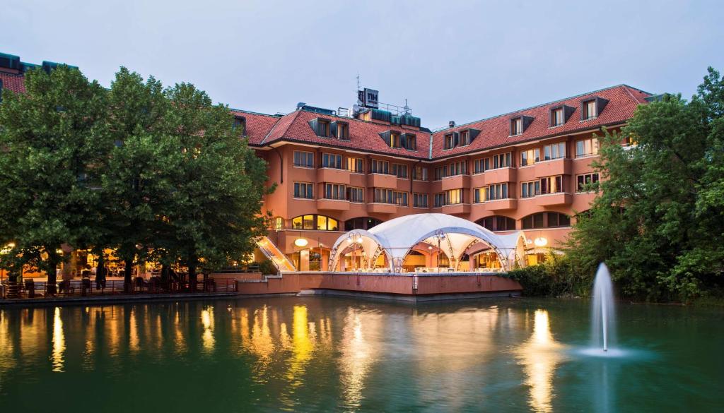 Výhled na řeku, která protéká v blízkosti hotelu