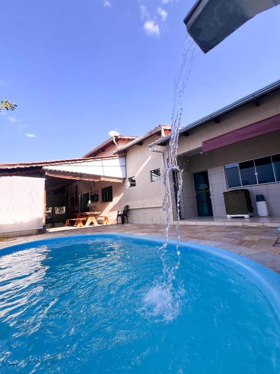 ein Schwimmbad mit Wasser, das in ihn strömt in der Unterkunft casa da hilda in Pirenópolis