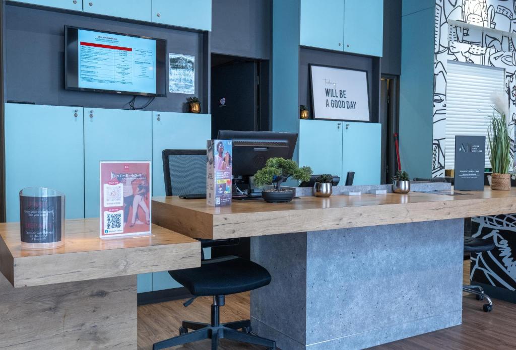 un ufficio con scrivania, sedia e computer di Ibis Agen Centre Gare a Agen