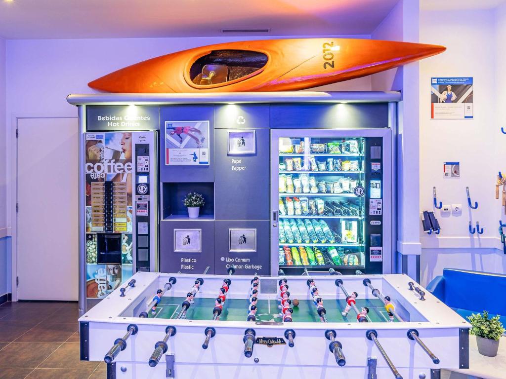 Una tienda con una tabla de surf encima de un enfriador de bebidas. en Hotel ibis Budget Porto Gaia, en Vila Nova de Gaia