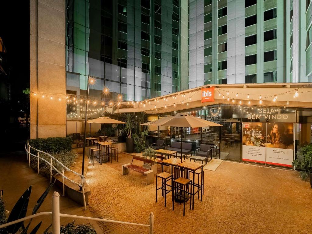 サンパウロにあるibis Sao Paulo Congonhasの建物の前にあるレストラン