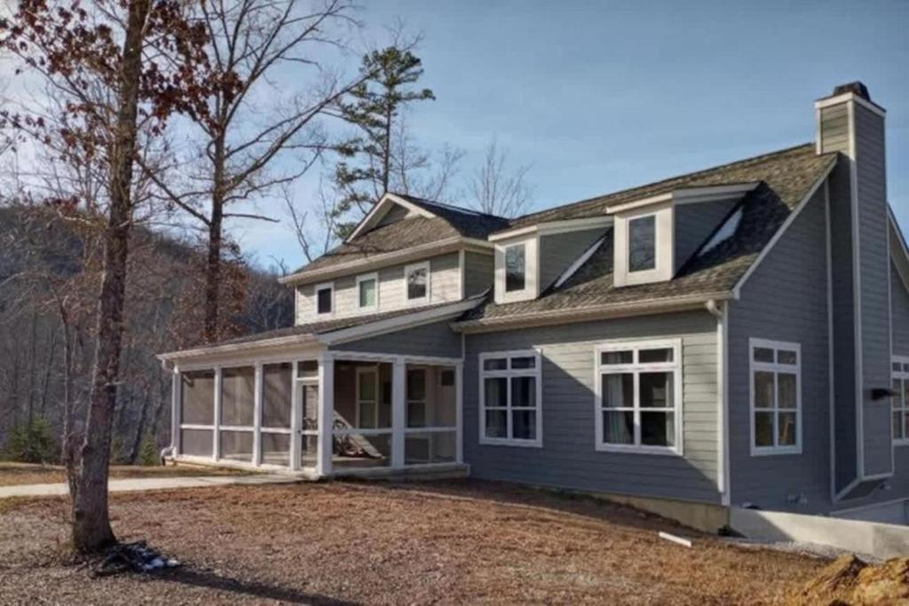 una casa grande con un gris en Rider's Lodge, en Huntsville