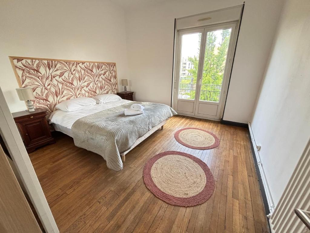 a bedroom with a bed and a large window at Boulevard 4 personnes Un Séjour à Part in Longeville-lès-Metz