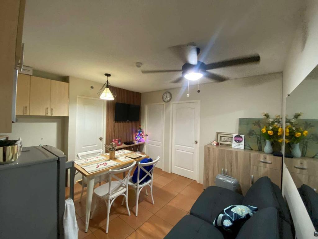 Η κουζίνα ή μικρή κουζίνα στο GusBek Condo Unit San Remo Oasis Cebu