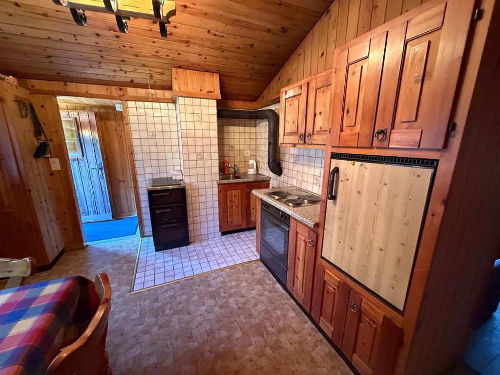 Kuchyň nebo kuchyňský kout v ubytování Wohnung in Gspon zu vermieten