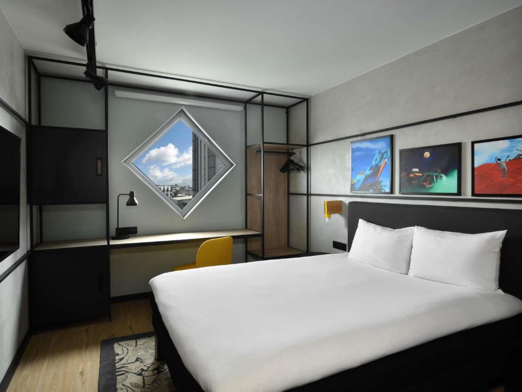 Una cama o camas en una habitación de Ibis Styles Abidjan Marcory