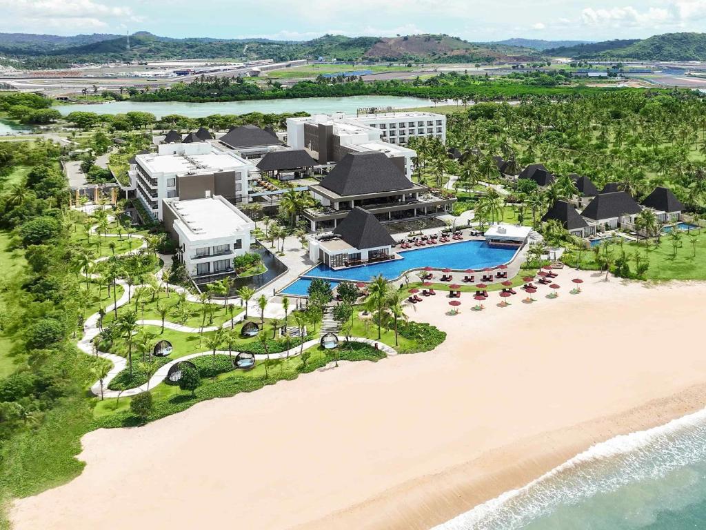 una vista aerea del resort e della spiaggia di Pullman Lombok Merujani Mandalika Beach Resort a Kuta Lombok