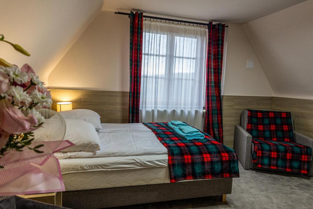 a bedroom with a bed and a window at Willa Alta in Bukowina Tatrzańska
