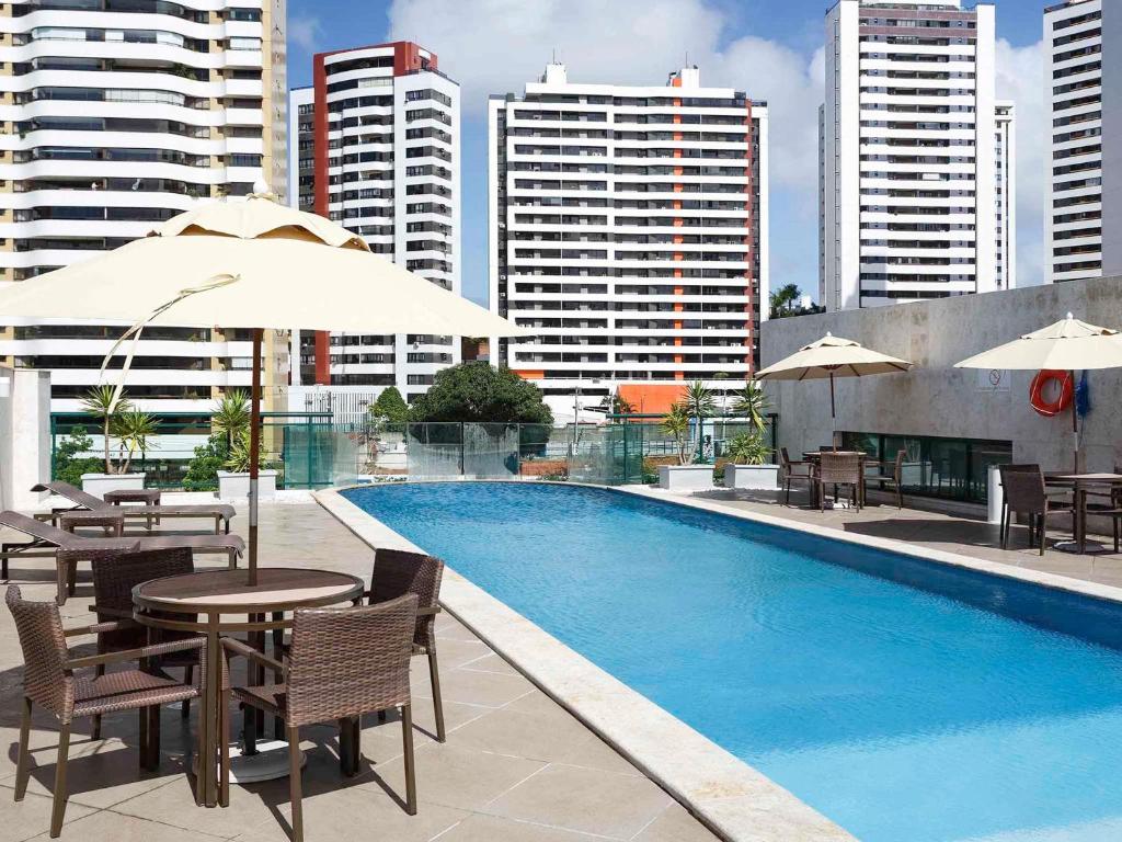Kolam renang di atau dekat dengan Mercure Salvador Pituba