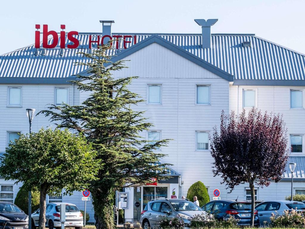 ヴズールにあるibis Vesoulの看板の付いた大きな白い建物