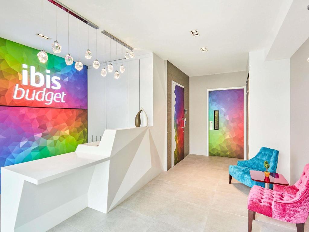 a room with a brightly colored wall with a sign at ibis budget Singapore Ametrine in Singapore