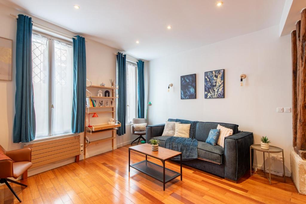 Designer and stylish flat in vibrant Belleville neighborhood near the metro