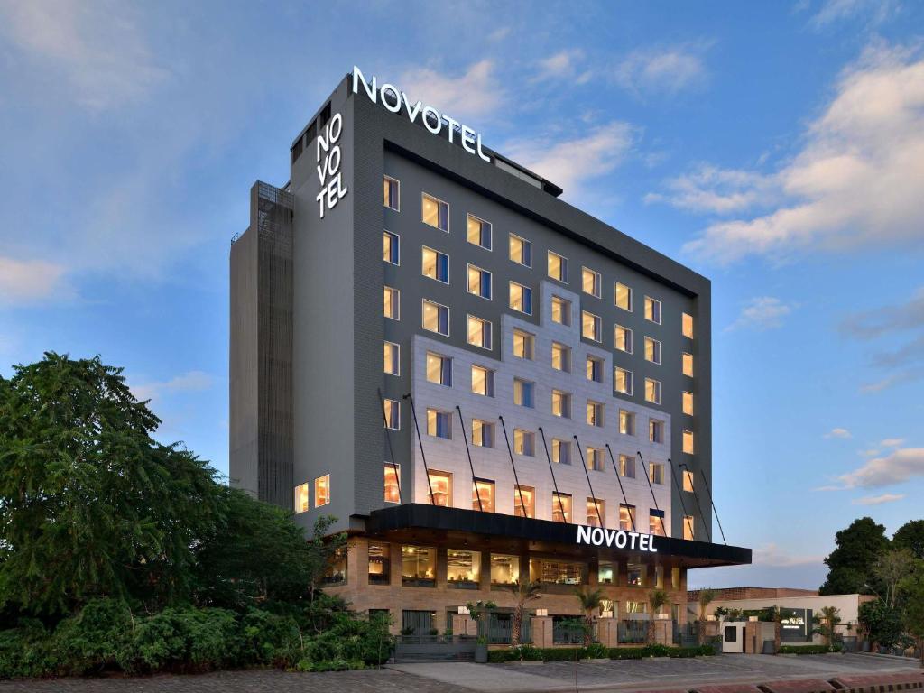ジョードプルにあるNovotel Jodhpur ITI Circleのサインのあるホテル