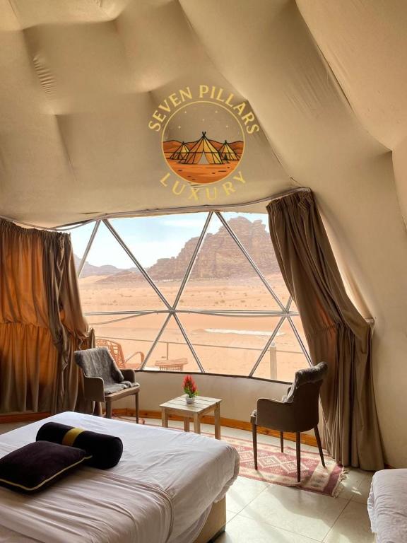 Un pat sau paturi într-o cameră la Seven Pillars Luxury Camp