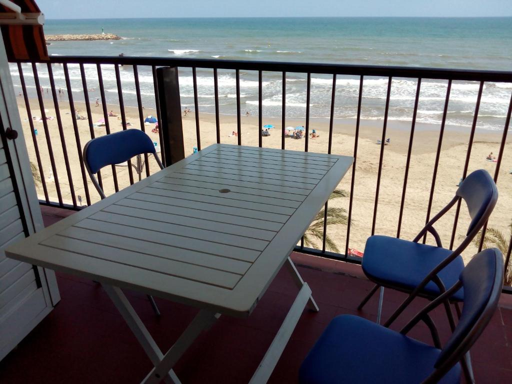 ポルト・サプラヤにあるValencia Port Saplayaのビーチを望むバルコニー(テーブル、椅子付)