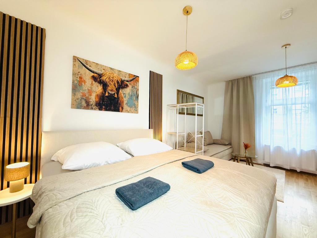 une chambre avec un lit avec deux serviettes bleues dessus dans l'établissement Katys Cozy Corner - Self CheckIn, à Graz