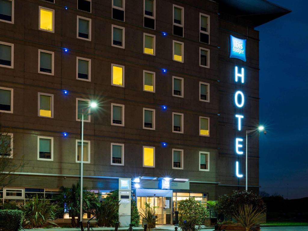 budynek z znakiem hotelowym w nocy w obiekcie ibis budget Roissy CDG Paris Nord 2 w Roissy-en-France