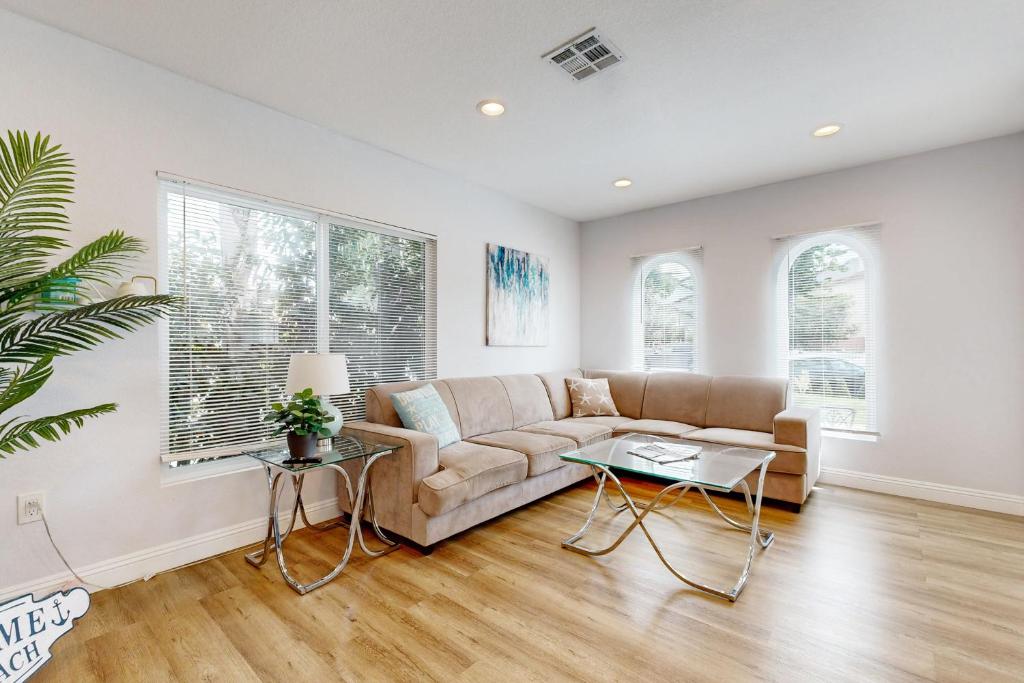 una sala de estar con un sofá y una mesa en Blue Skies, en Newport Beach