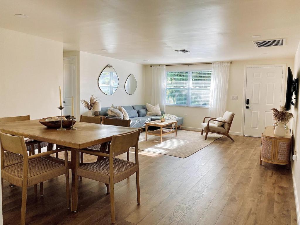 una sala de estar con una mesa y un sofá en Newly renovated costal house, en Venice