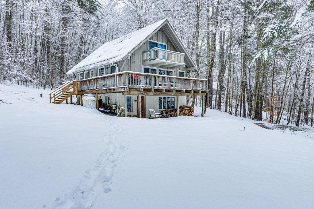 TownshendにあるAmazing View Townshend Escape Off the Beaten Pathの雪の木造家屋
