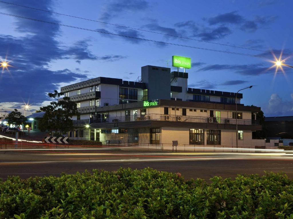 un bâtiment avec un panneau vert en haut dans l'établissement ibis Styles Mt Isa Verona, à Mount Isa