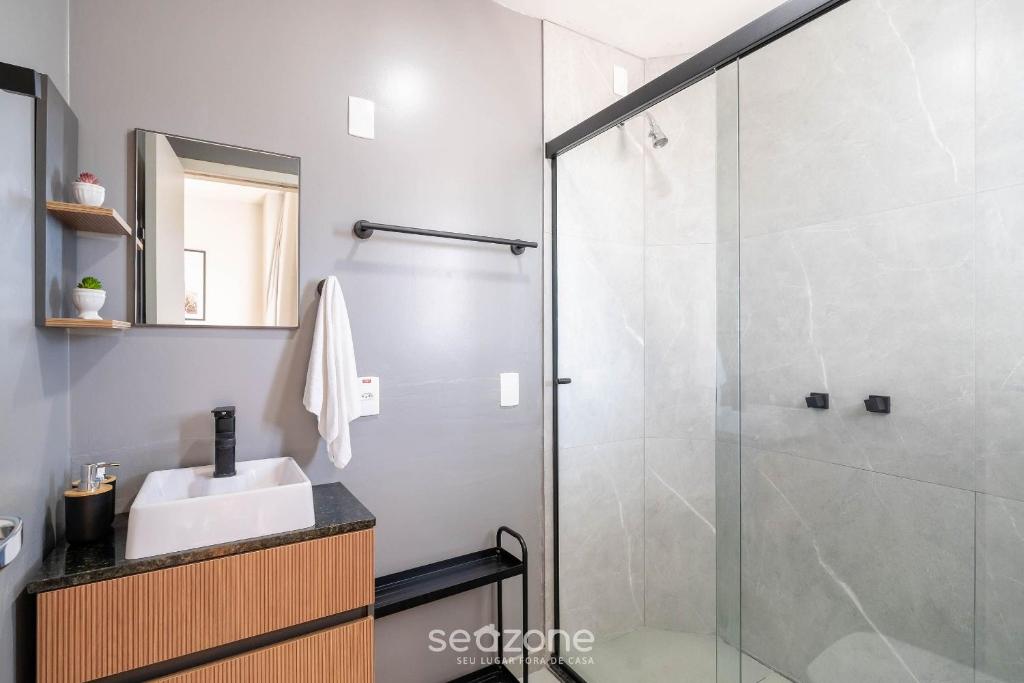 Ένα μπάνιο στο Lindo apto no centro Florianópolis RBH806