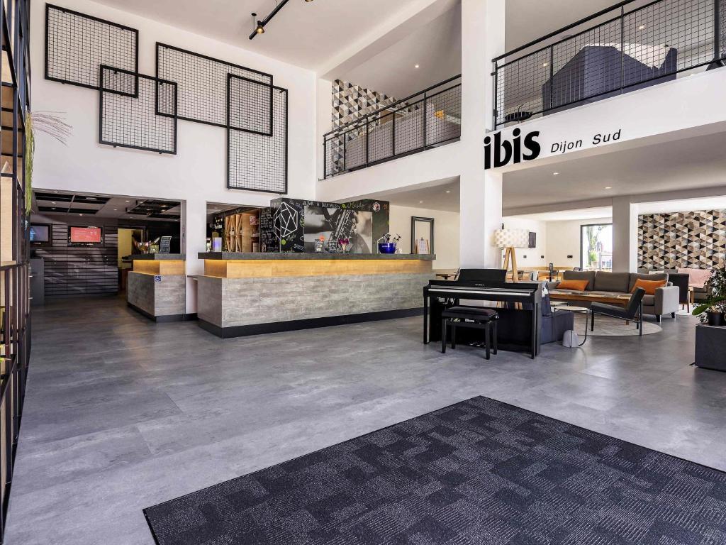 a lobby with a piano in the center of a store at ibis Dijon Sud in Perrigny-lès-Dijon