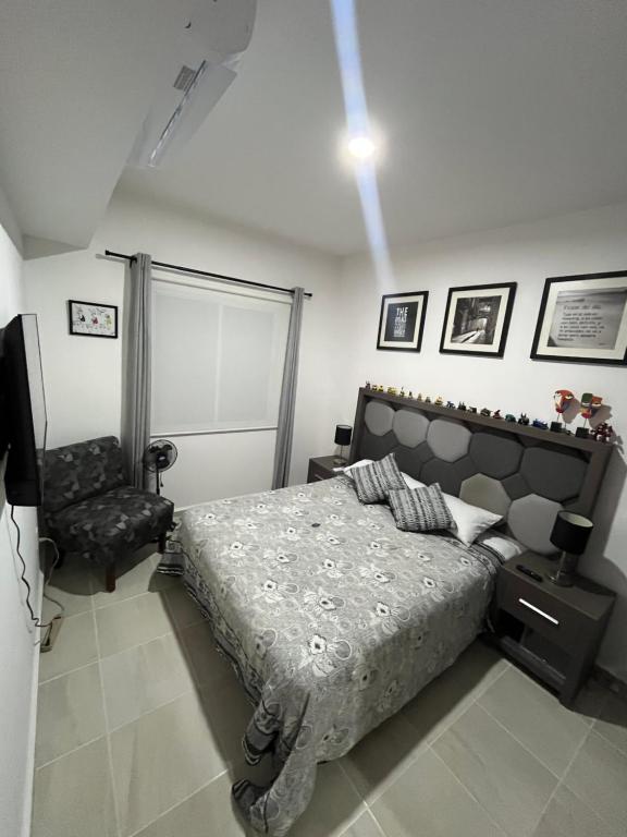 Rúm í herbergi á Artemissa Department