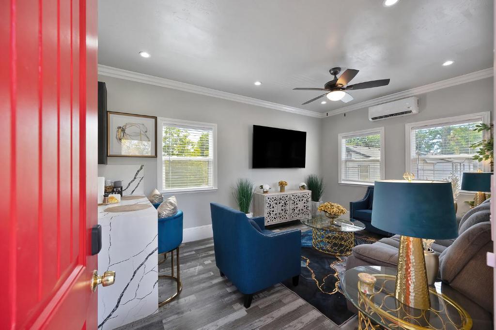 Televiisor ja/või meelelahutuskeskus majutusasutuses Walk to UC Davis Medical Center! Duplex with Patio