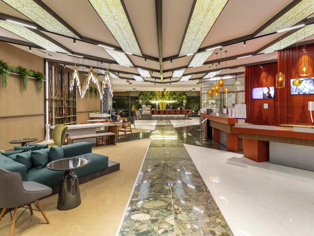 Un vestíbulo de un hotel con sofás y mesas. en Mercure Trabzon Hotel, en Trabzon
