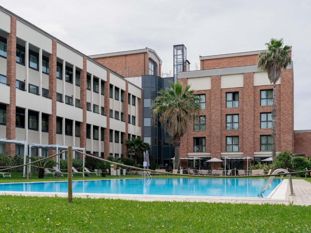 Mercure Leonardo da Vinci Rome Airportの敷地内または近くにあるプール