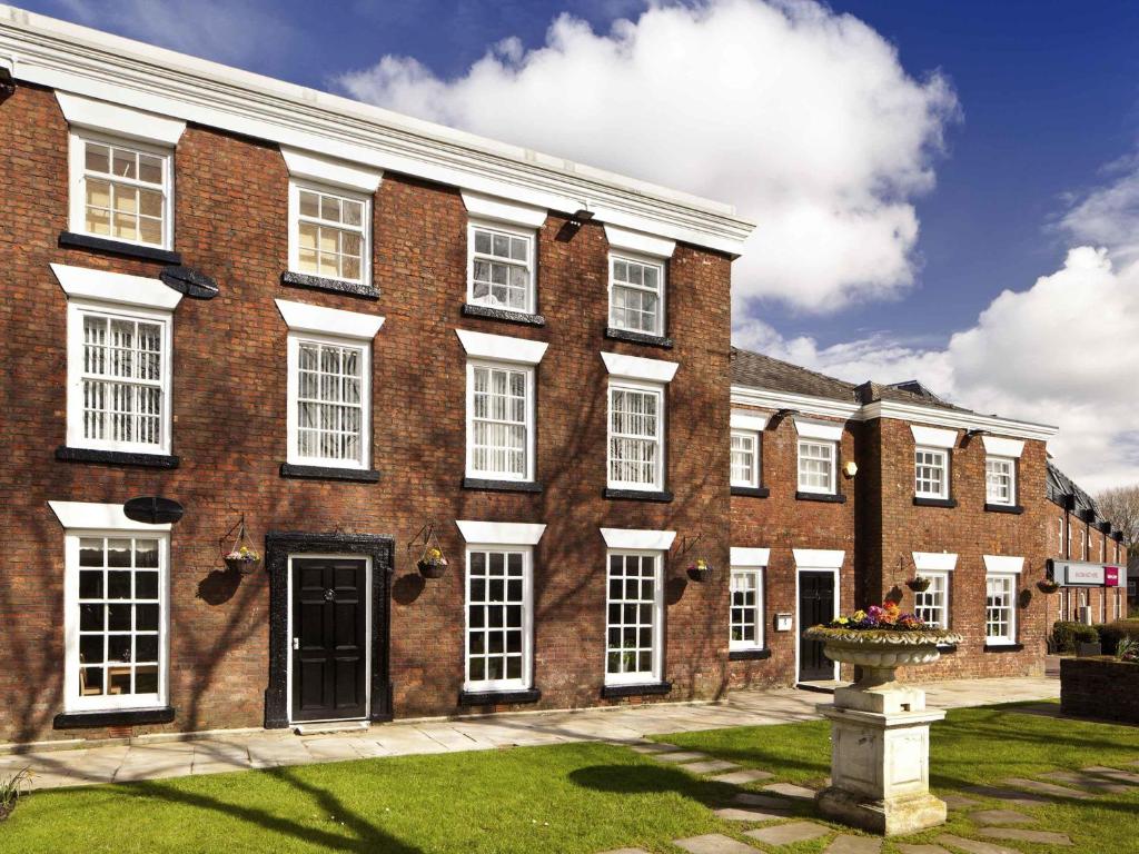 ボルトンにあるMercure Bolton Georgian House Hotelの白い窓のある大きな赤レンガ造りの建物