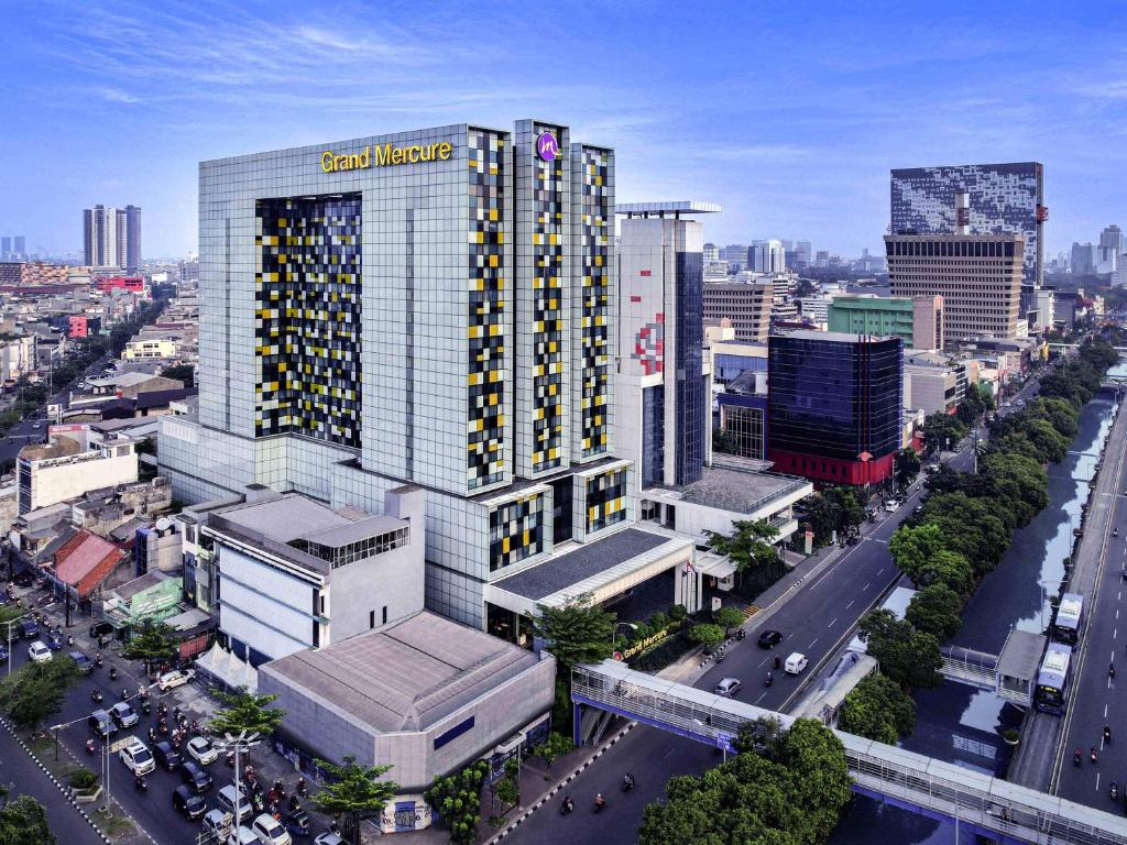 an aerial view of a large building in a city at Grand Mercure Jakarta Harmoni in Jakarta