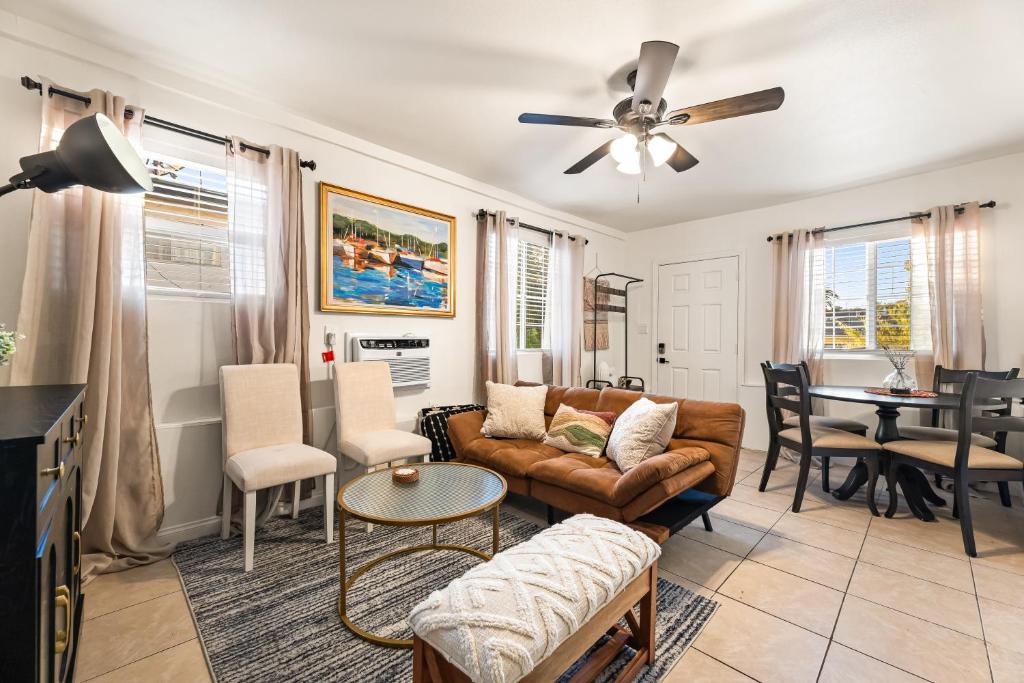 Et opholdsområde på Echo Park Spacious Two-Bedroom Apartment with Private Yard and Parking