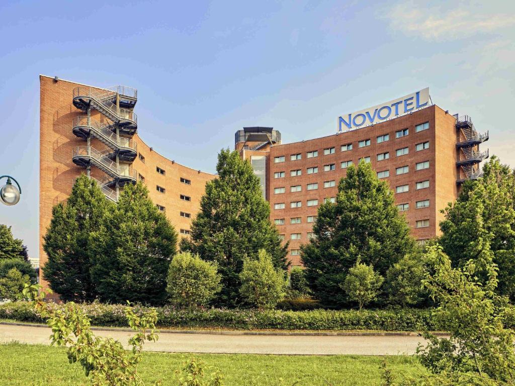a hotel with a sign on the side of a building at Novotel Venezia Mestre Castellana in Mestre