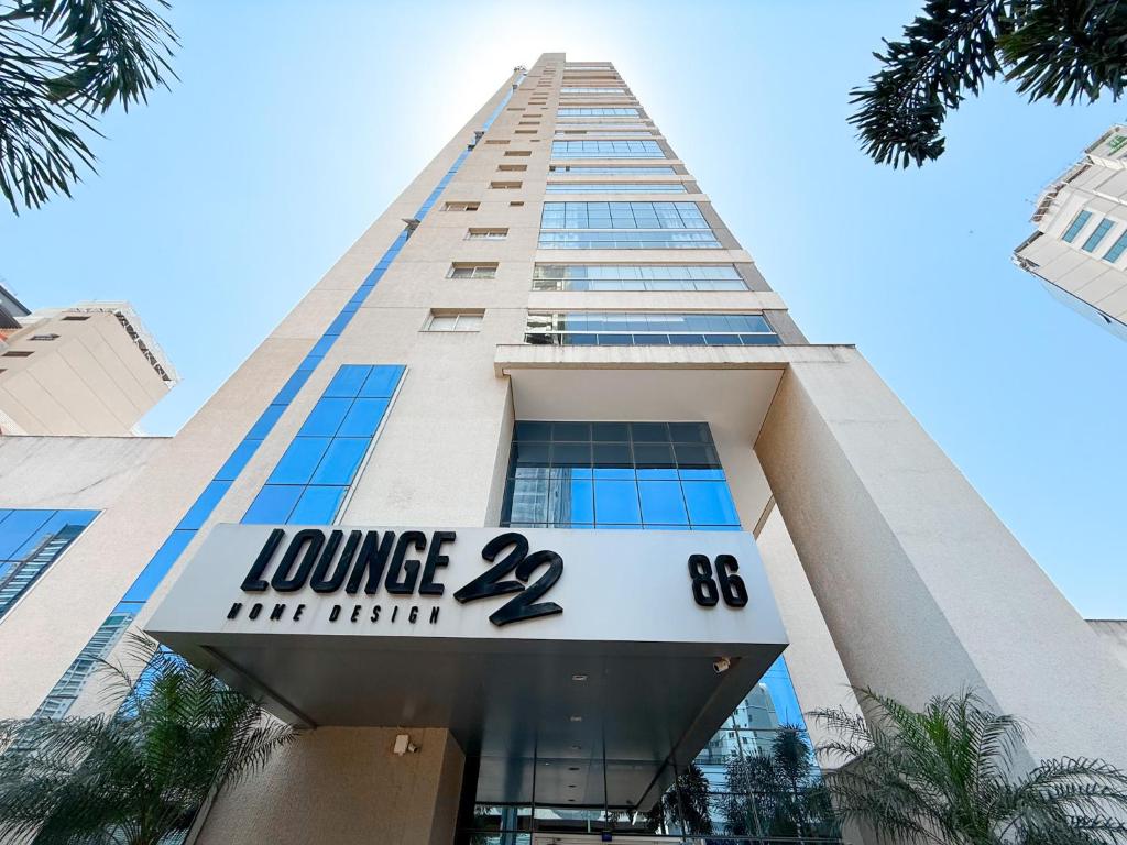 un grand bâtiment avec un panneau indiquant salon dans l'établissement STAY Lounge 22, à Goiânia