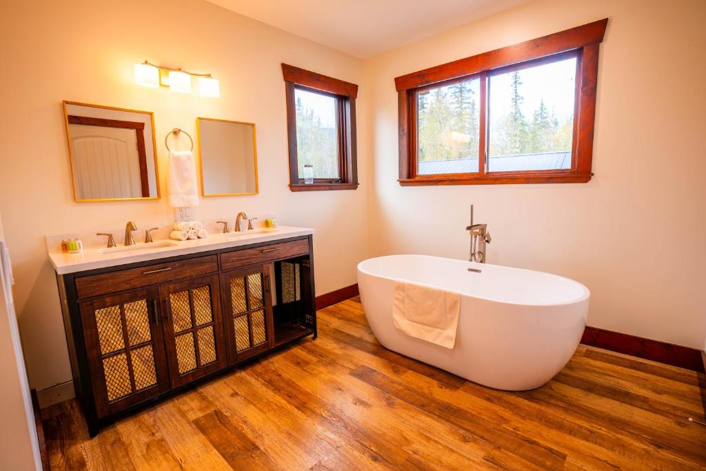 Ένα μπάνιο στο River Safari Mountain View Suite