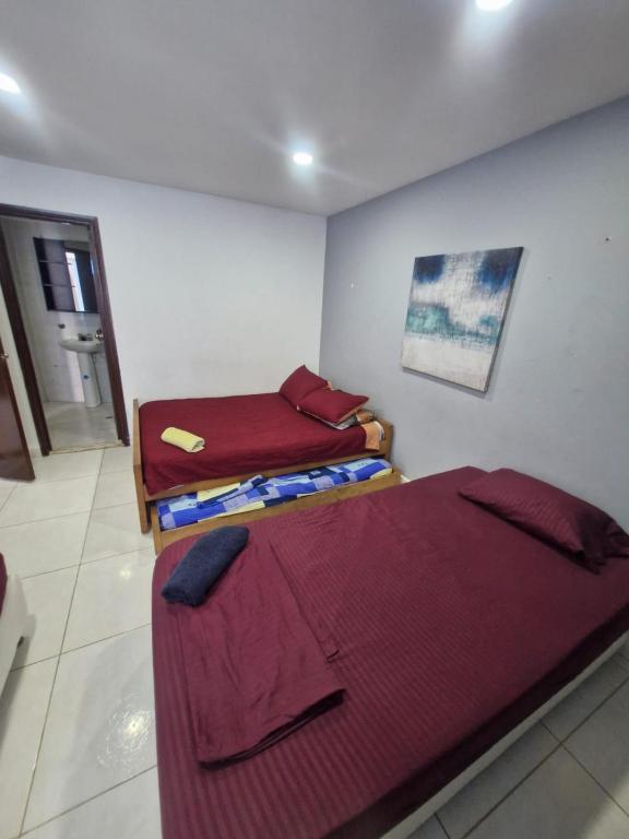 Habitación con 2 camas y colcha. en Apartamentos Vacacionales Cartagena, en Cartagena de Indias