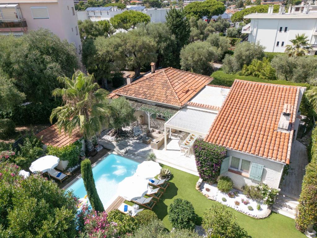 una vista aérea de una casa con piscina en Azurenting - Villa 5 chambres - Juan-les-pins, en Antibes