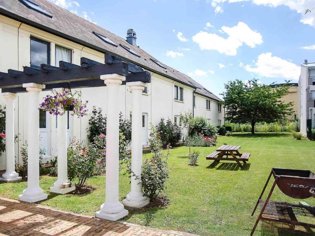 O grădină în afara ibis budget Chambourcy Saint Germain
