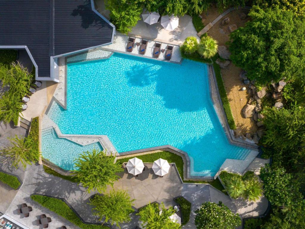 ラヨーンにあるNovotel Rayong Star Convention Centreの庭にあるプールの上空からの眺め
