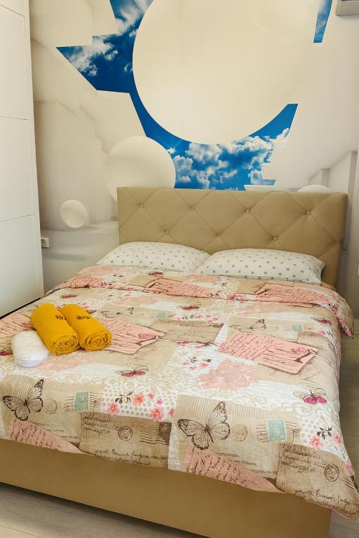 a bed with two yellow shoes on top of it at Ho-Jack Dream Studio in Roşu