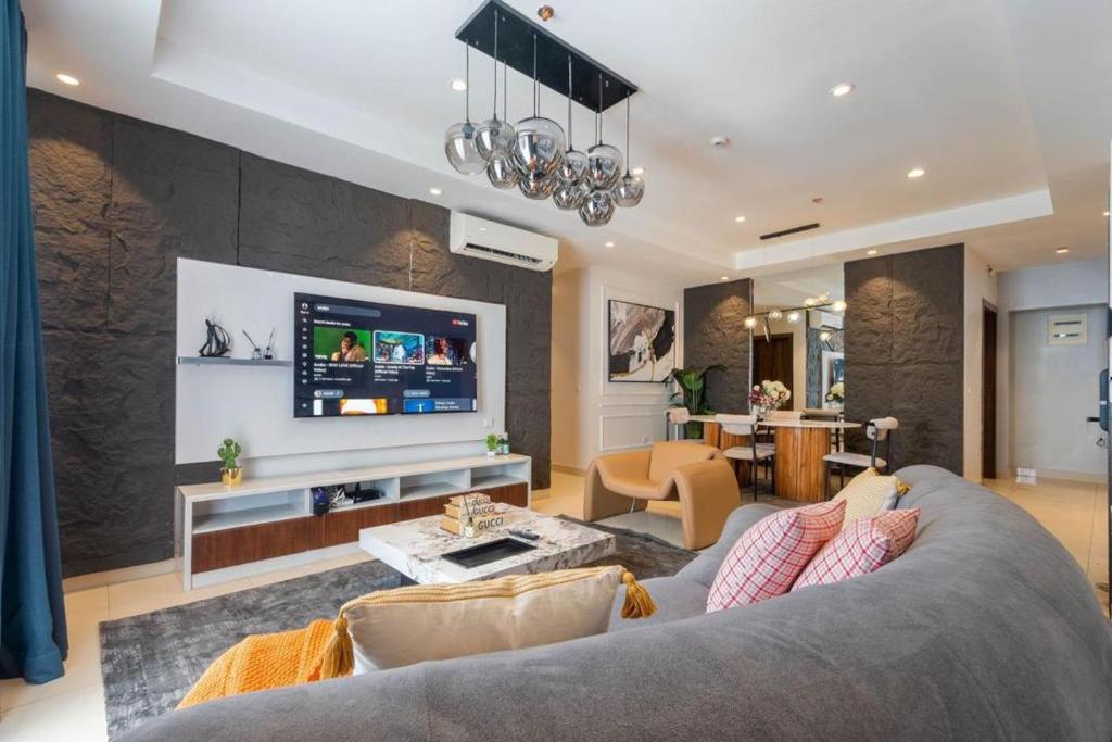 Televisyen dan/atau pusat hiburan di EasyStay Apartments