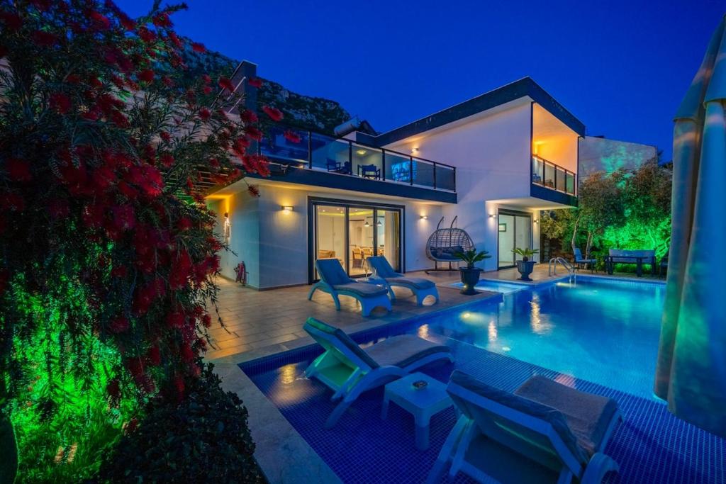 Πισίνα στο ή κοντά στο The Luxury Villa Vacation You're Looking For