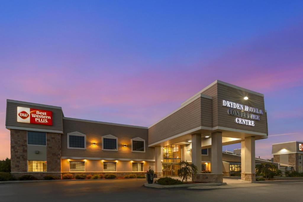 Un edificio con un cartel que dice "Facultad de Cáncer de la Universidad de Dothan". en Best Western Plus Dryden Hotel and Conference Centre, en Dryden