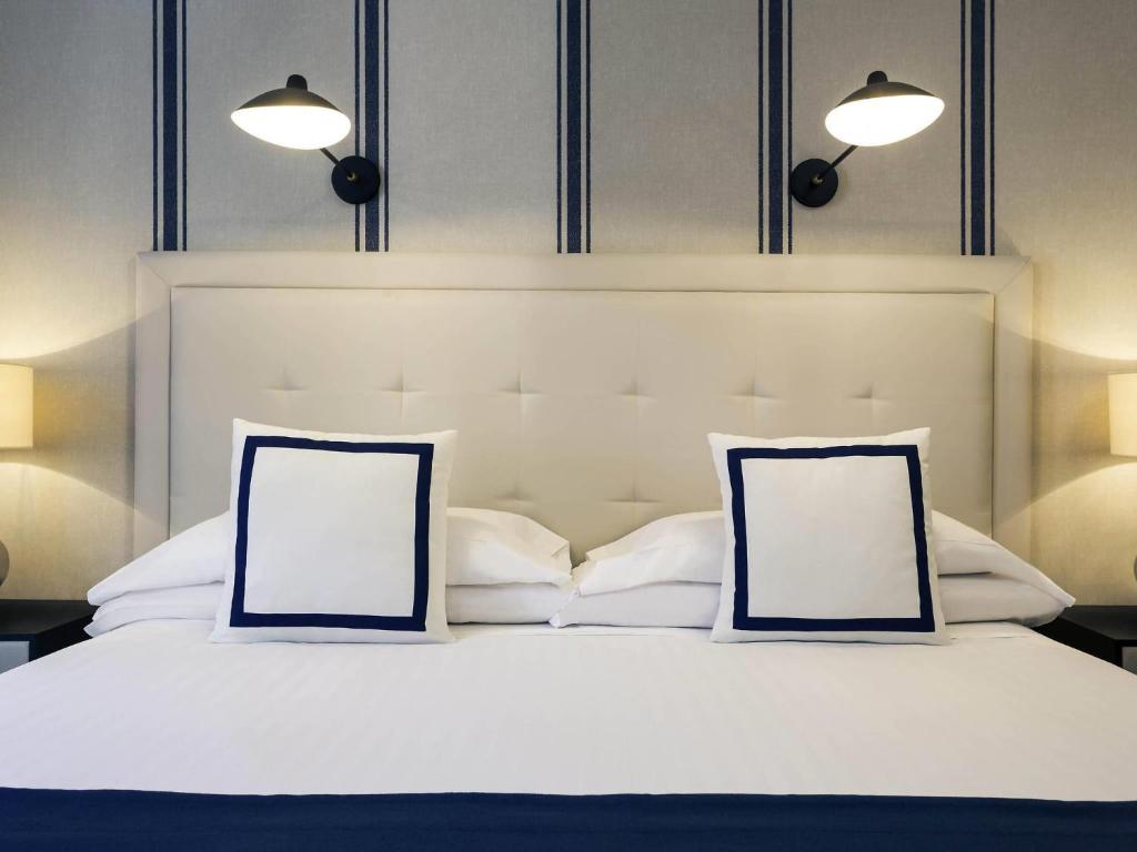 Giường trong phòng chung tại Hotel Mercure Jardines de Albia