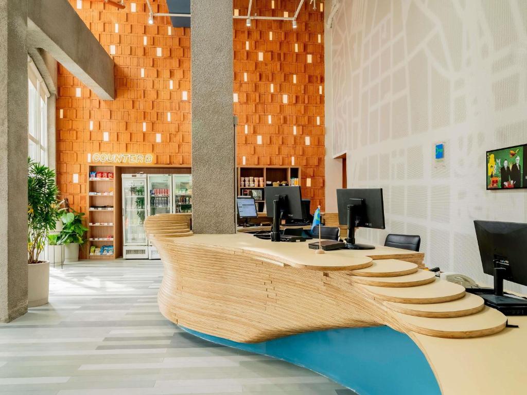 a lobby with a desk with computers on it at ibis budget Sao Paulo Paulista in Sao Paulo