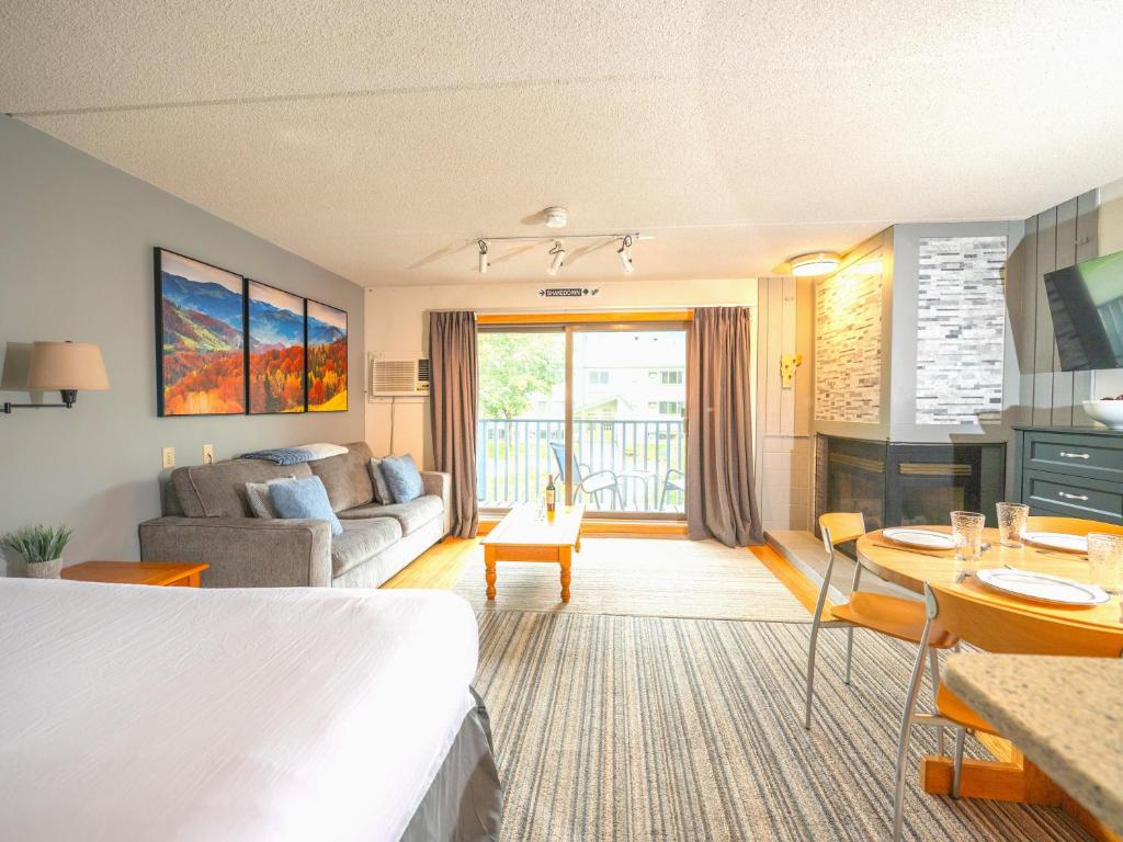 TV a/nebo společenská místnost v ubytování Ski in, Ski out Studio Smugglers' Notch Resort