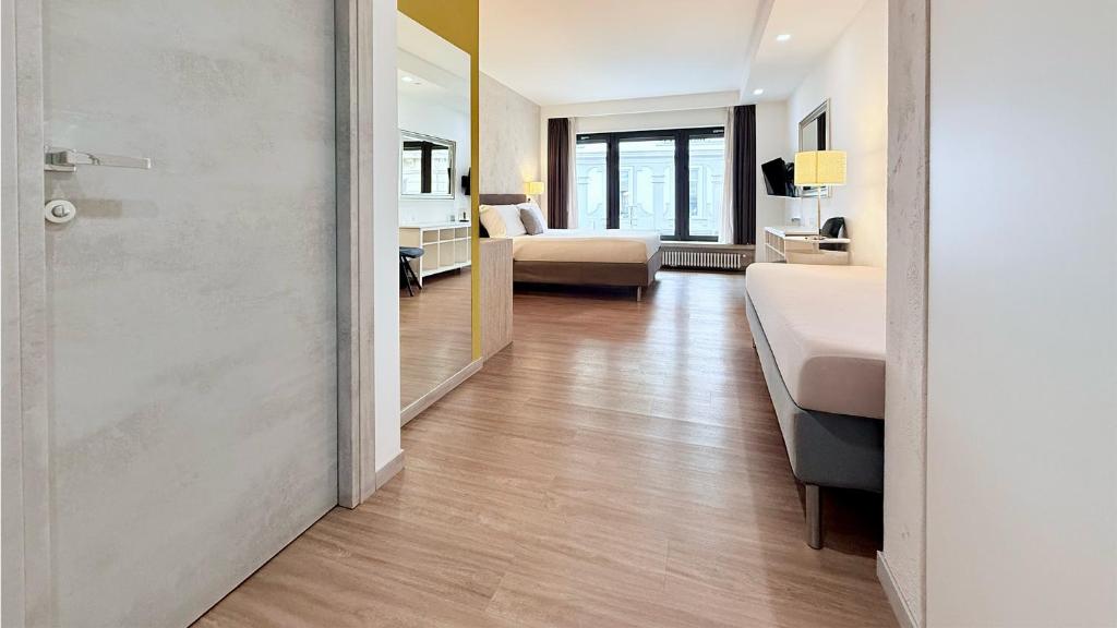 Prestige Rooms Chiaia - Resim 9