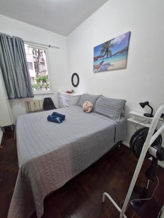 aconchegante ape copacabana房間的床